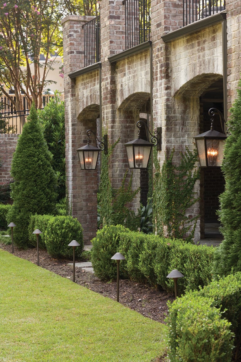 Elegant outdoor garden and landscaping light fixture